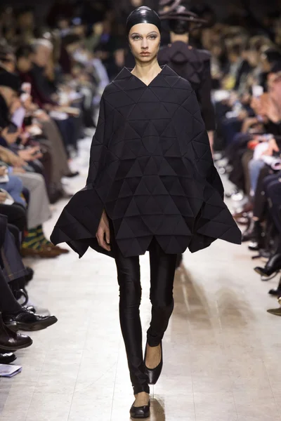 Look 16